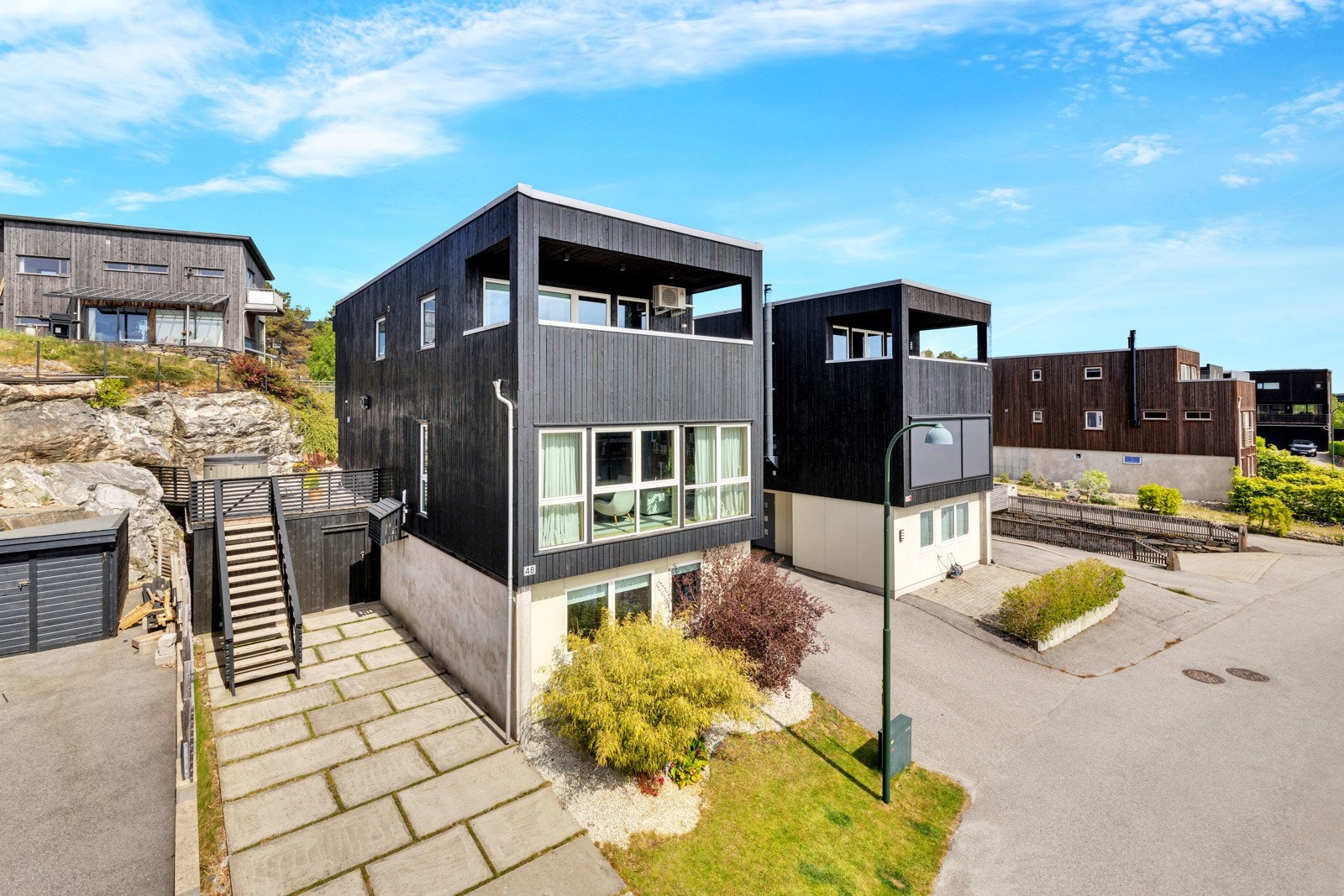 Stilren enebolig med meget barnevennlig beliggenhet i rolig og attraktiv gate på Justneshalvøya. Galleribilde