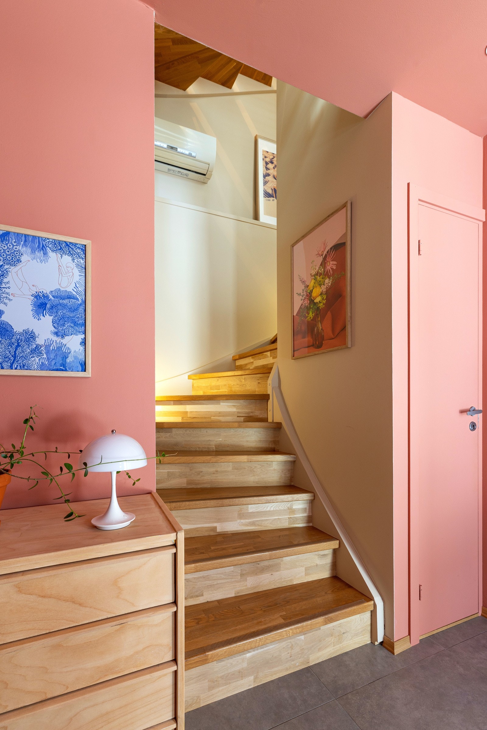 I entréen er det fliser med varmekabler og dør med adkomst til kott under trapp. Galleribilde