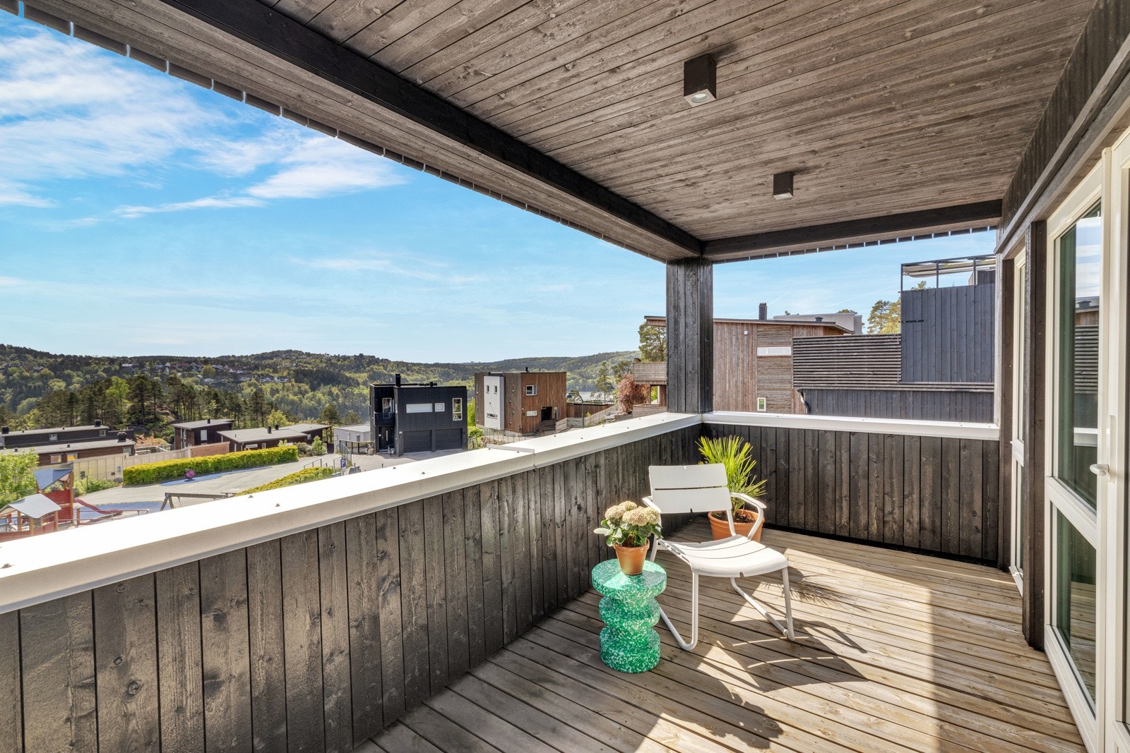 Overbygd, sydvendt og solrik veranda med fri og åpen utsikt. Galleribilde