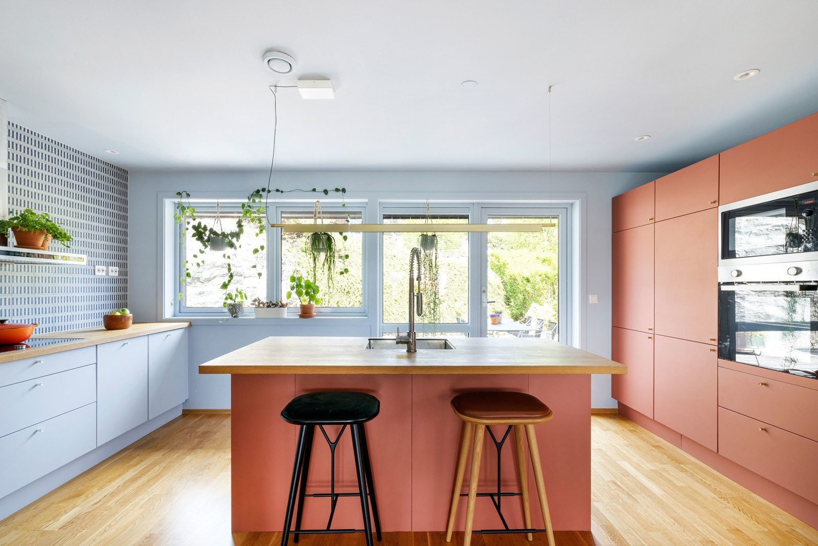 Tiltalende kjøkkeninnredning med kjøkkenøy m/spiseplass. Galleribilde