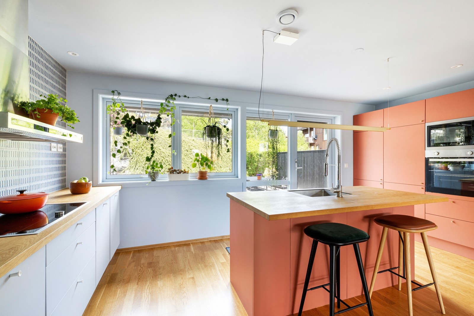 Tiltalende kjøkkeninnredning med kjøkkenøy m/spiseplass. Galleribilde