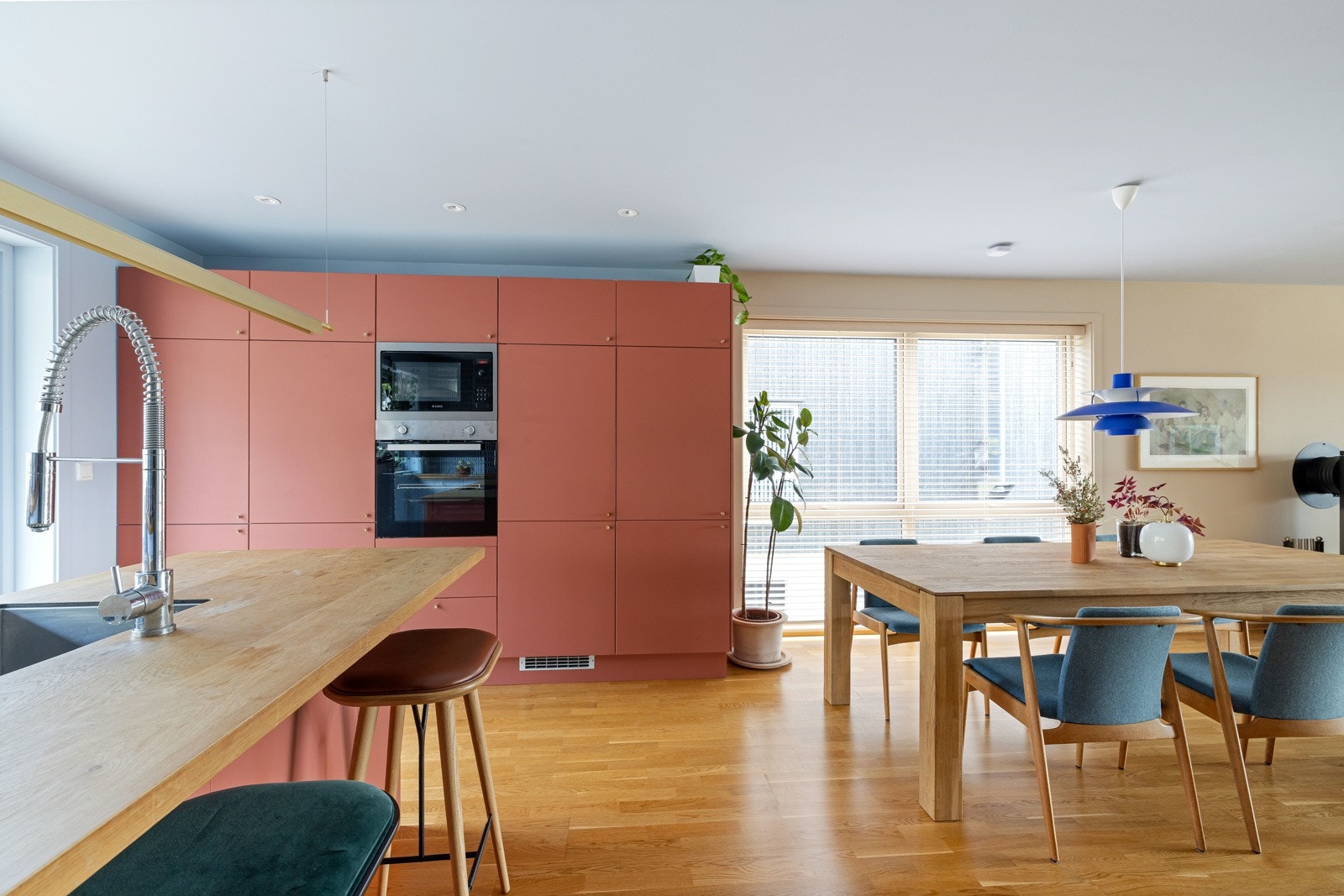 Romslig og gjennomgående lys stue, spisestue og kjøkkenløsning. Galleribilde