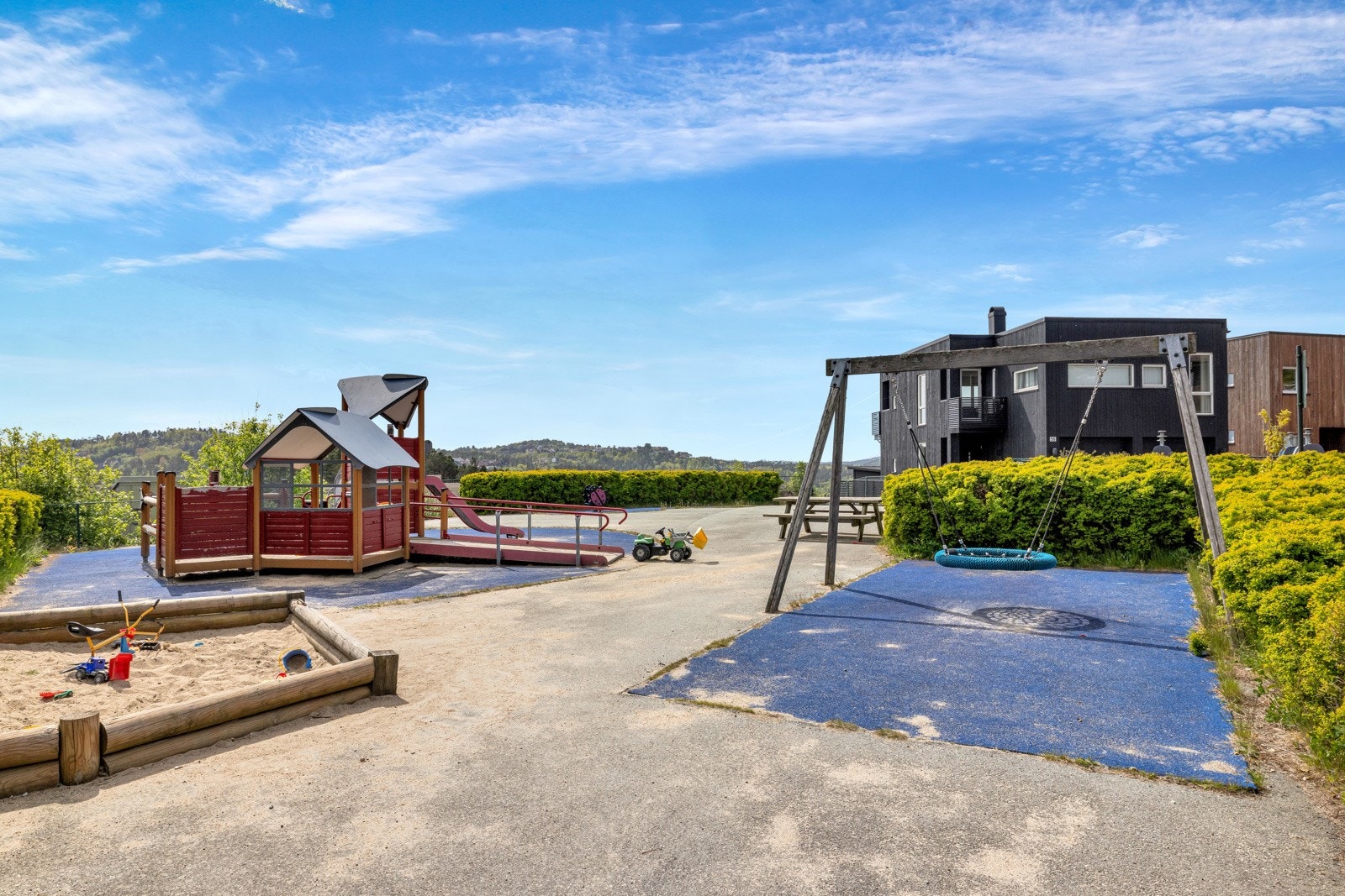 Lekeplass på andre siden av veien. Galleribilde