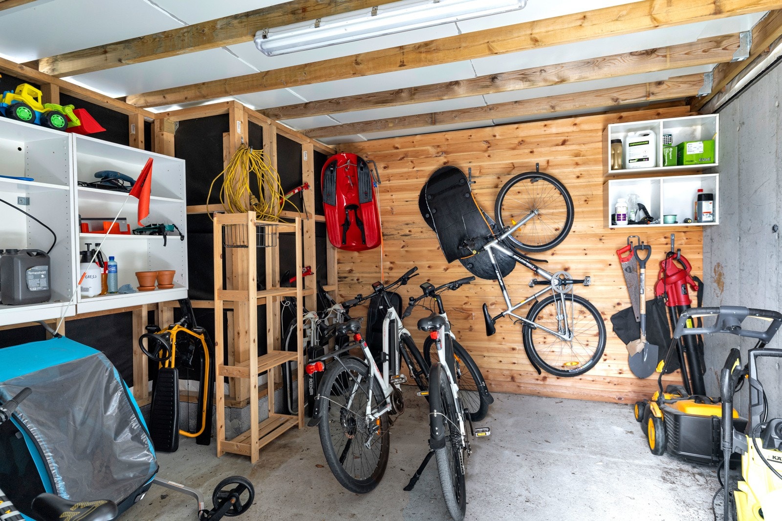 I tillegg til dobbel garasje og sportsbod, er det stor bod under terrasse (ikke byggemeldt) Galleribilde