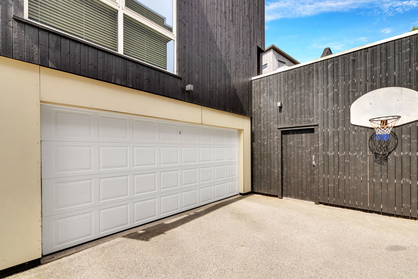 Dobbel garasje integrert i 1.etg. samt sportsbod på ca. 15 kvm. Galleribilde