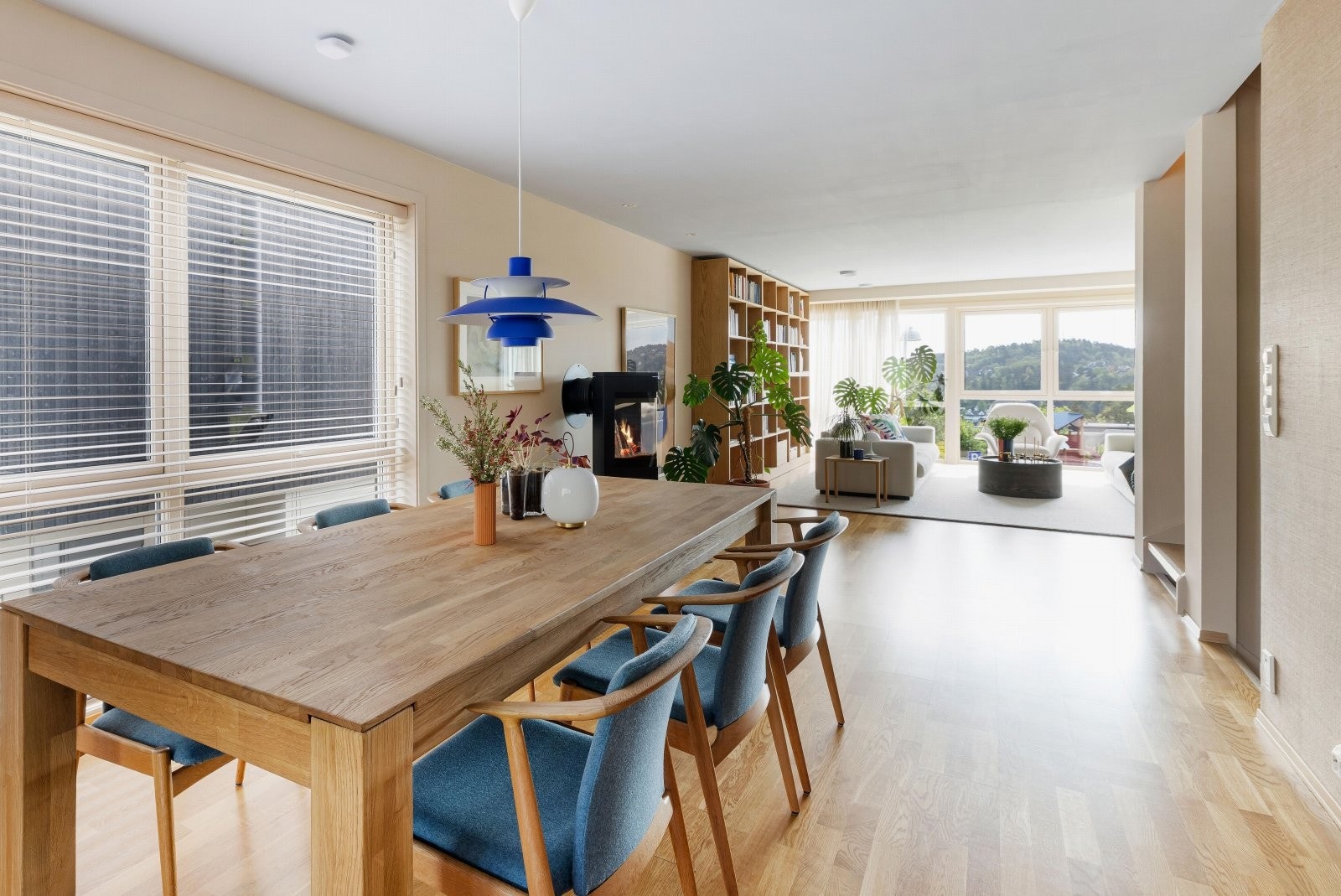 Romslig og gjennomgående lys stue, spisestue og kjøkkenløsning. Galleribilde