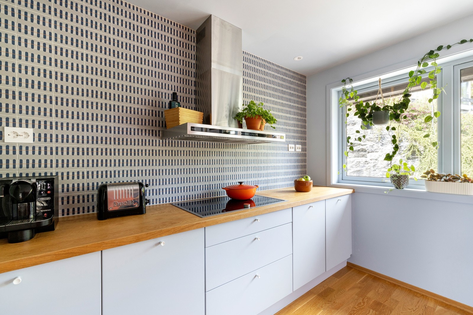 Kjøkkeninnredningen består av underskap og høyskap. Galleribilde