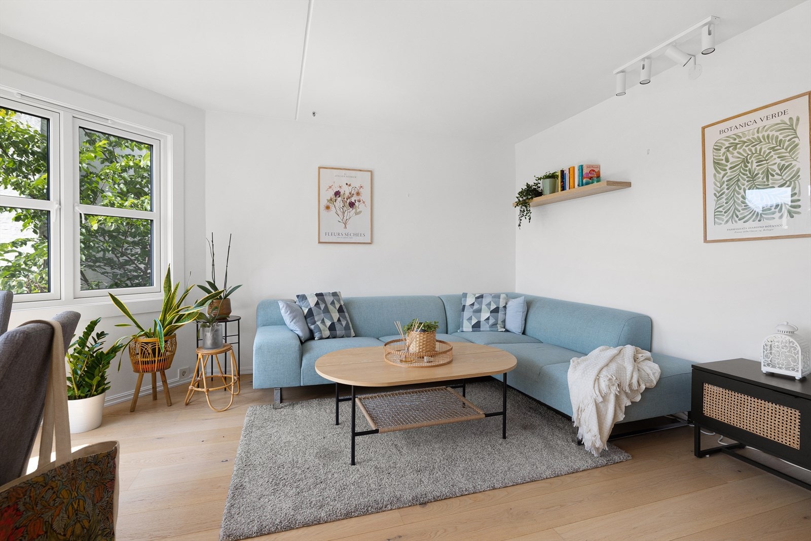 I stuen er det god plass til sofagruppe med tilhørende møblement som sofabord og tv-benk. Galleribilde