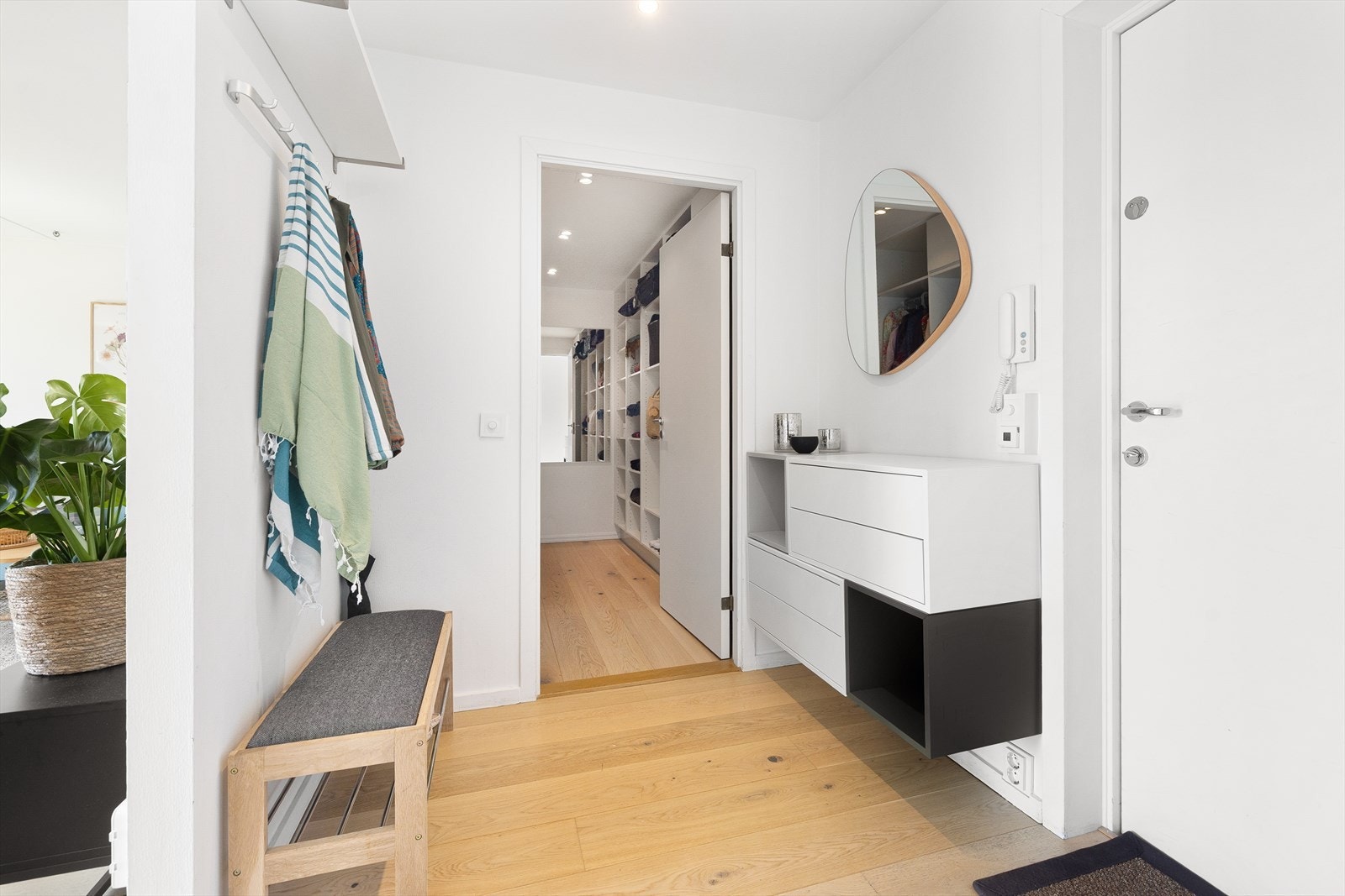 I gangen er det plass til knagger og skohylle for oppbevaring av yttertøy. Galleribilde