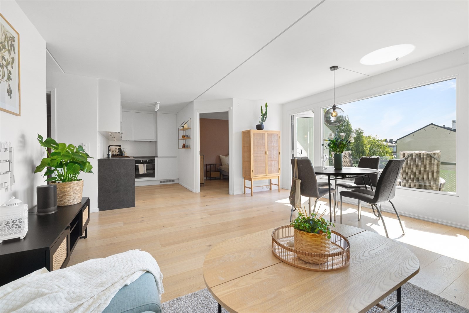 Leiligheten ble i stor grad pusset opp i 2019, og fremstår velholdt og moderne. Overflatene består av lyse vegger og en-stavs eikeparkett med varmefolie (i stue, kjøkken og gang). Galleribilde