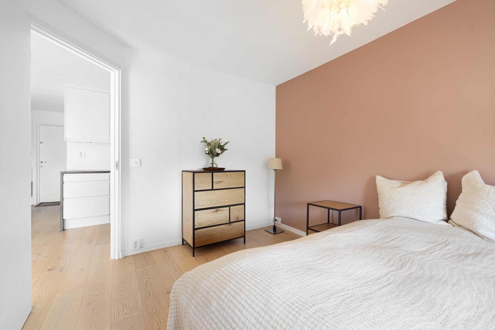 På soverommet er det god plass til dobbeltseng, nattbord og garderobeskap/kommode. Galleribilde