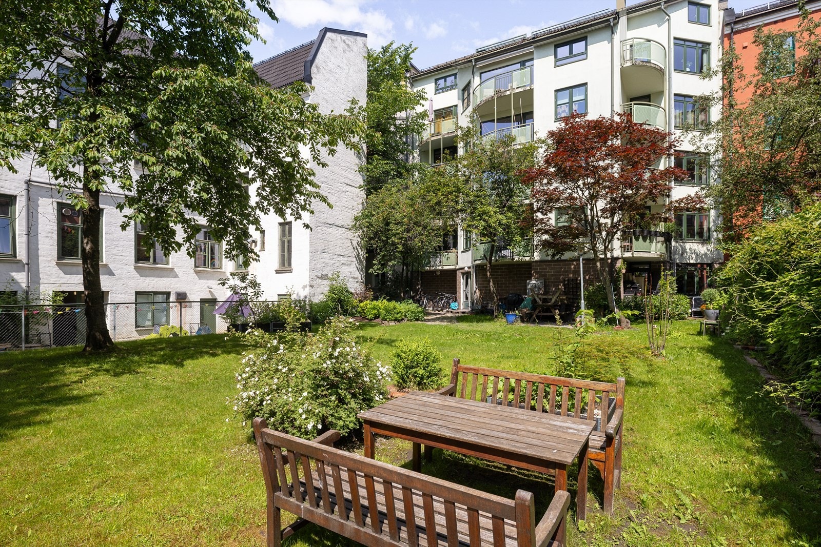 I bakgården er det flere sittegrupper for beboerne. Galleribilde