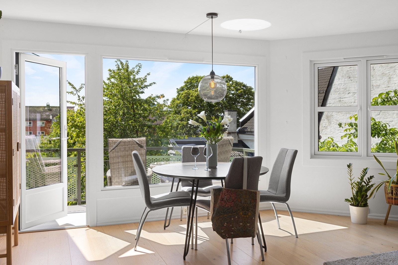 Leiligheten ligger i 5. etasje og inneholder entré, åpen kjøkken- og stueløsning, walk-in closet, soverom og bad. Galleribilde