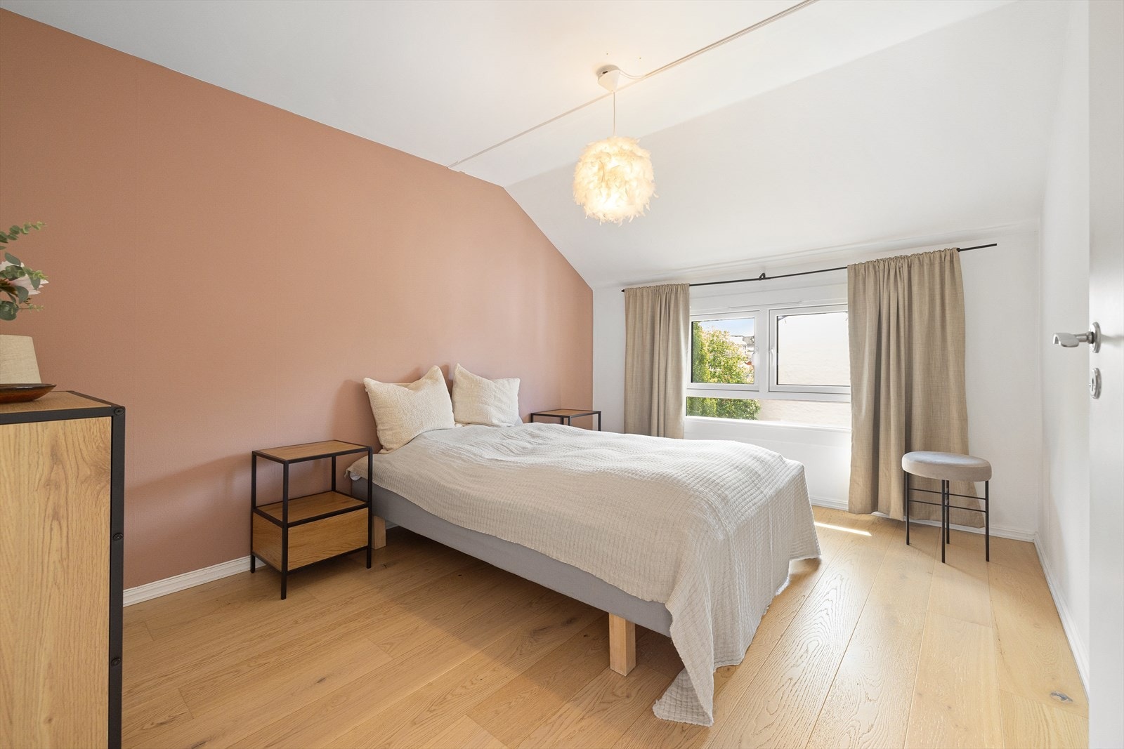 Leiligheten har et stort og innbydende soverom. Galleribilde