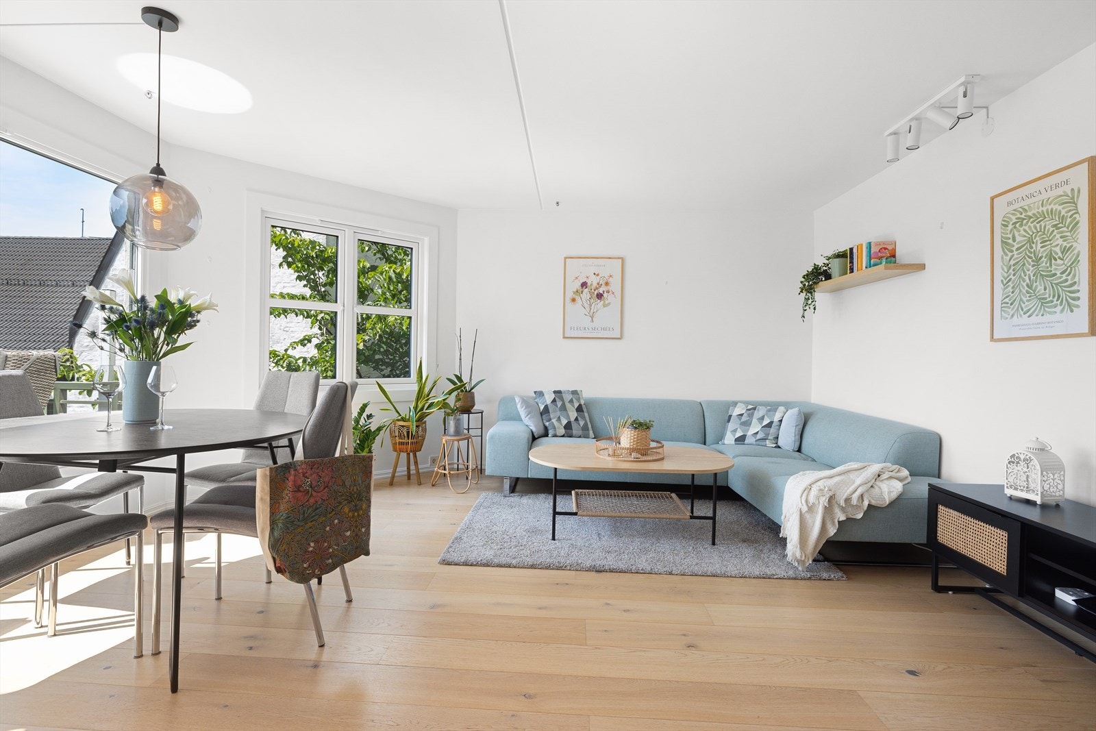 Lys, romslig og hyggelig stue med store vindusflater og utgang til balkong. Galleribilde