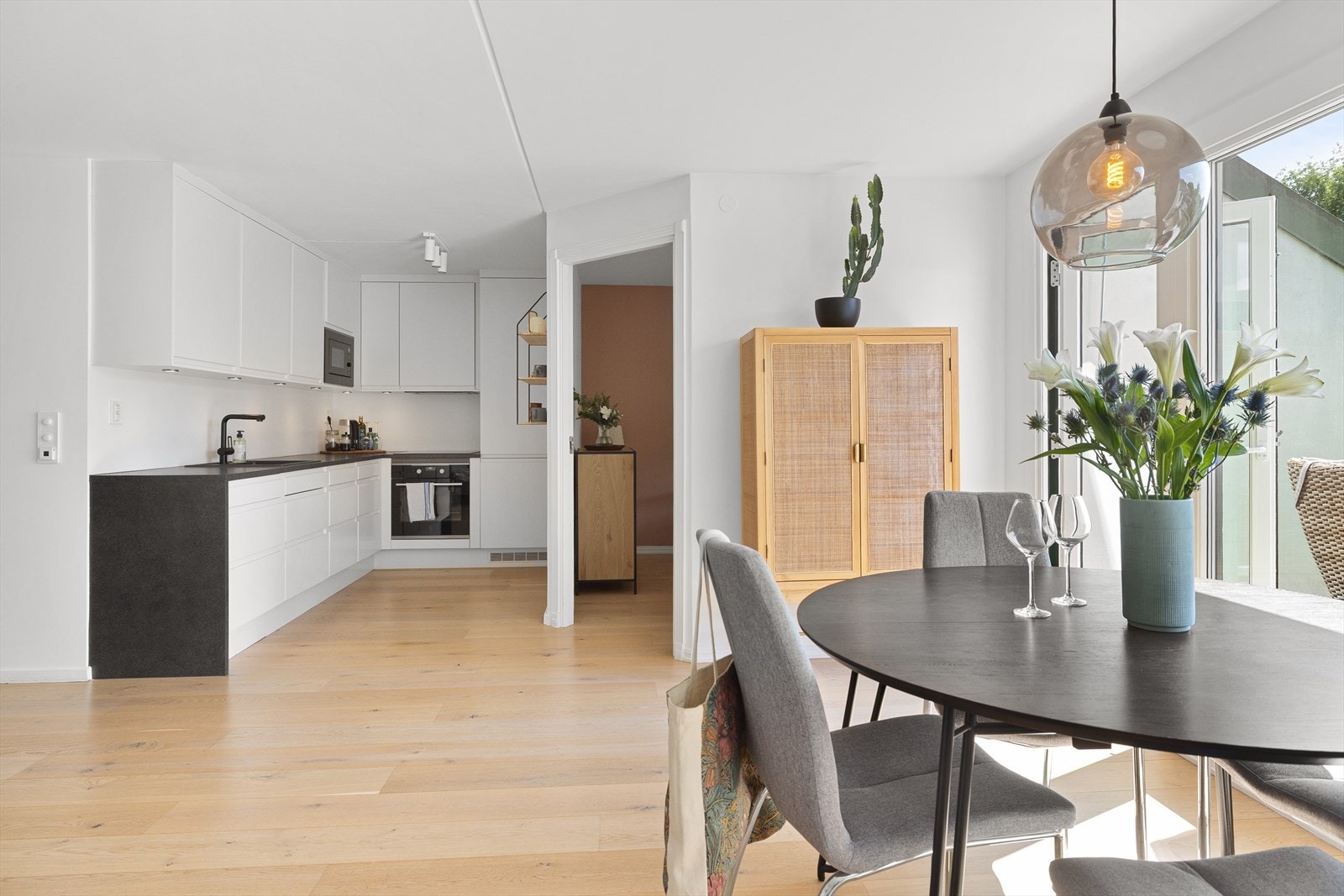 Naturlig plassering av spisebordet i tilknytning til kjøkkenet. Galleribilde