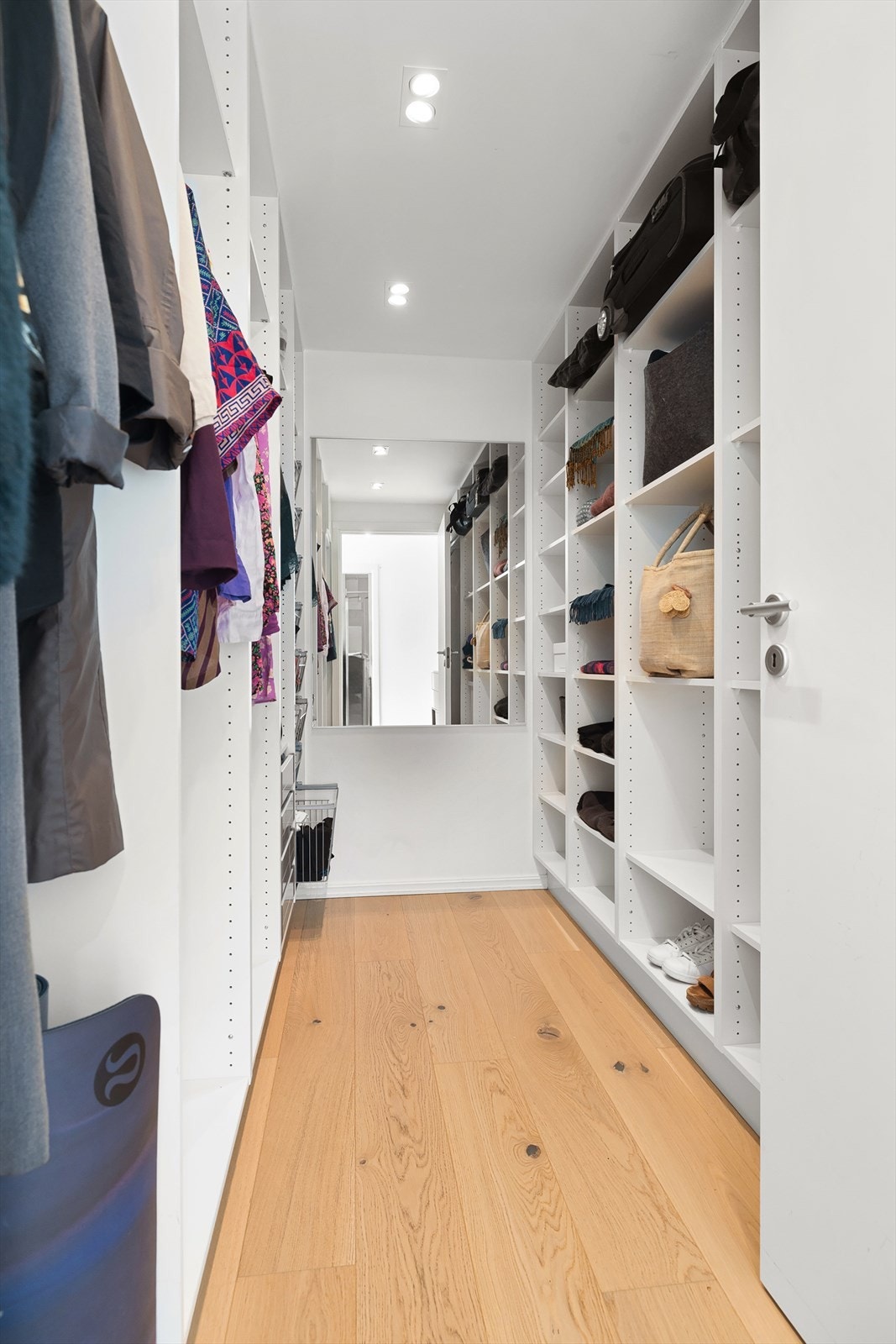 Fra gangen er det direkte adkomst til walk-in closet. Her er det montert plasstilpasset garderobeinnredning fra HTH. Galleribilde