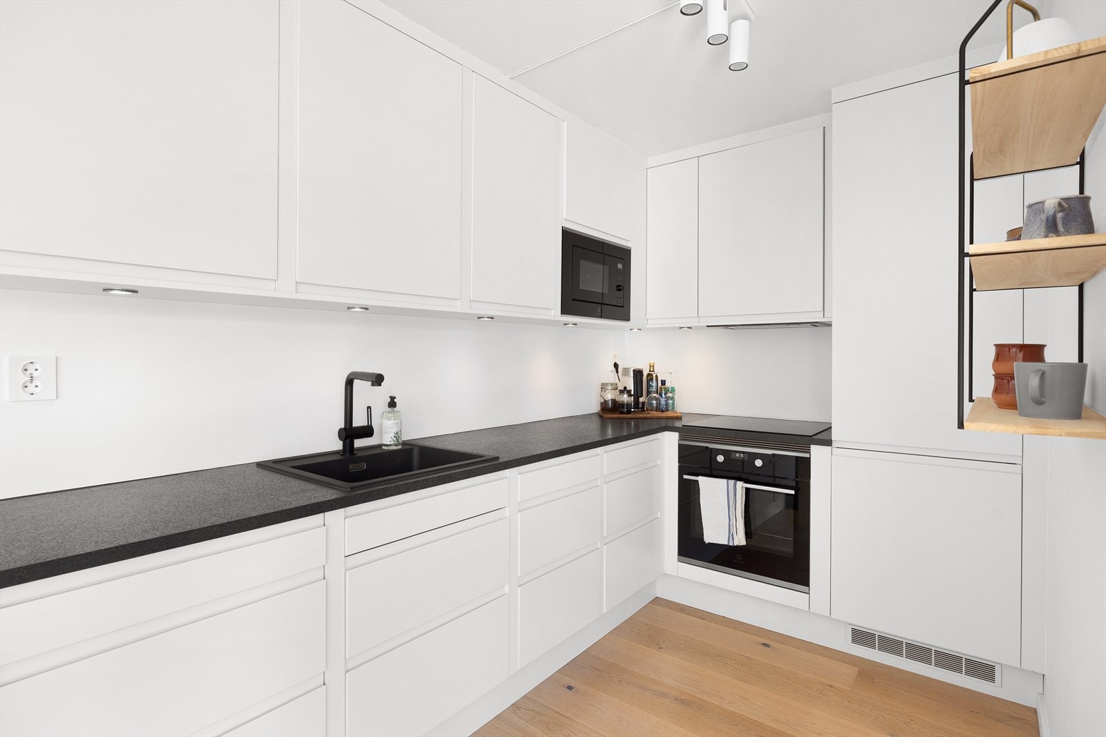 Kjøkkenet er utstyrt med integrerte hvitevarer som kombinert kjøle- og fryseskap, stekeovn, oppvaskmaskin og indusksjonstopp. Det er kjøkkenventilator med avtrekk. Galleribilde