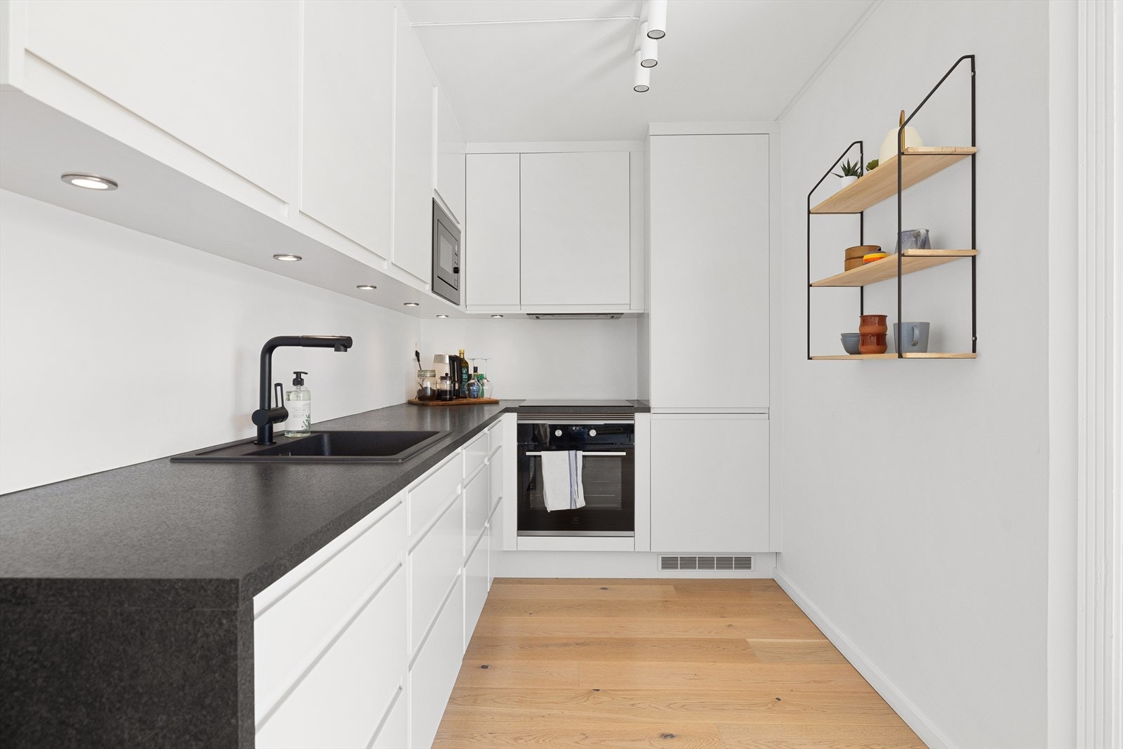 Stilrent og moderne kjøkken fra HTH nytt i 2019. Lys innredning med hvite, glatte fronter og benkeplate i laminat. Galleribilde