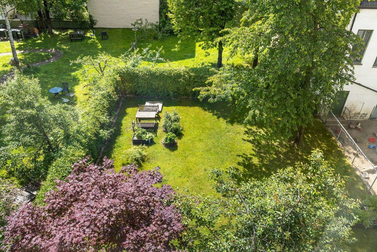 Åpent, frodig og fint utsyn mot den idylliske bakgården. Galleribilde