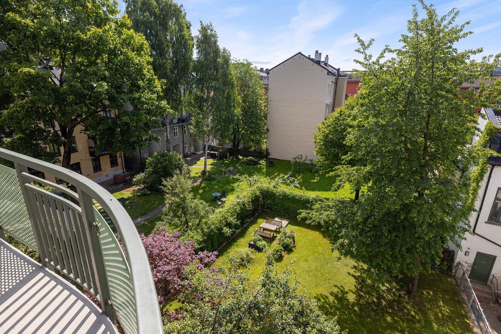 Lys, stilsikker og romslig 2-roms toppleilighet med populær beliggenhet mellom Olaf Ryes plass og Sofienbergparken. Galleribilde