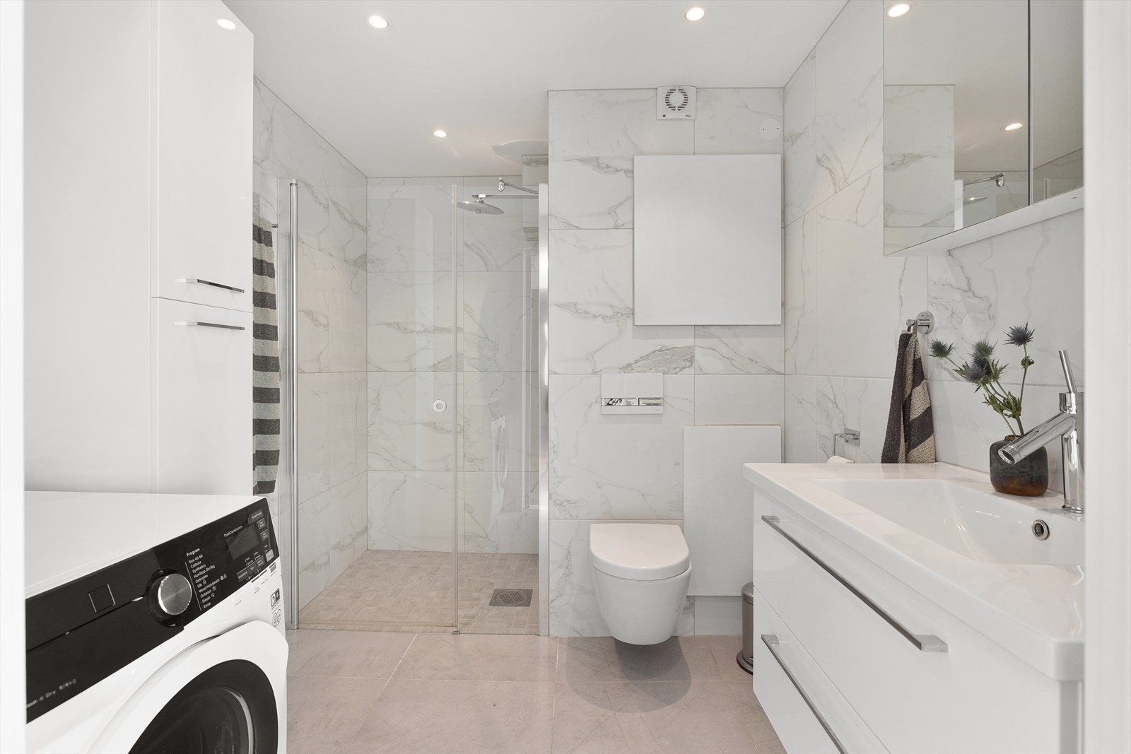 Delikat og romslig baderom oppgradert i 2019. Badet har flislagte overflater, elektriske varmekabler og downlights i himling. Galleribilde