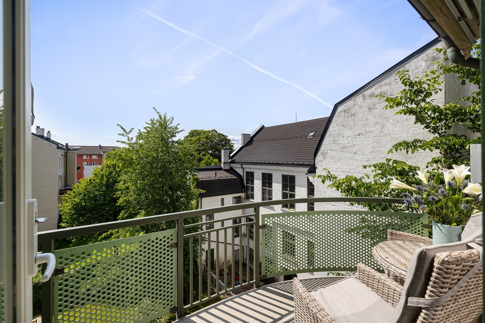 Leiligheten har en tilbaketrukket beliggenhet, og vender i sin helhet mot bakgård. Galleribilde