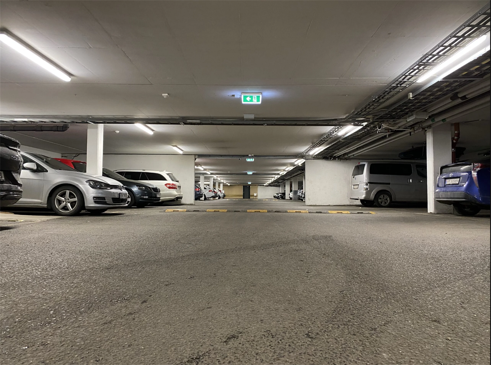 Det medfølger plass i felles garasjeanlegg. Plass 65. Det er montert skiltgjenkjenning for inn- og utkjøring. Galleribilde