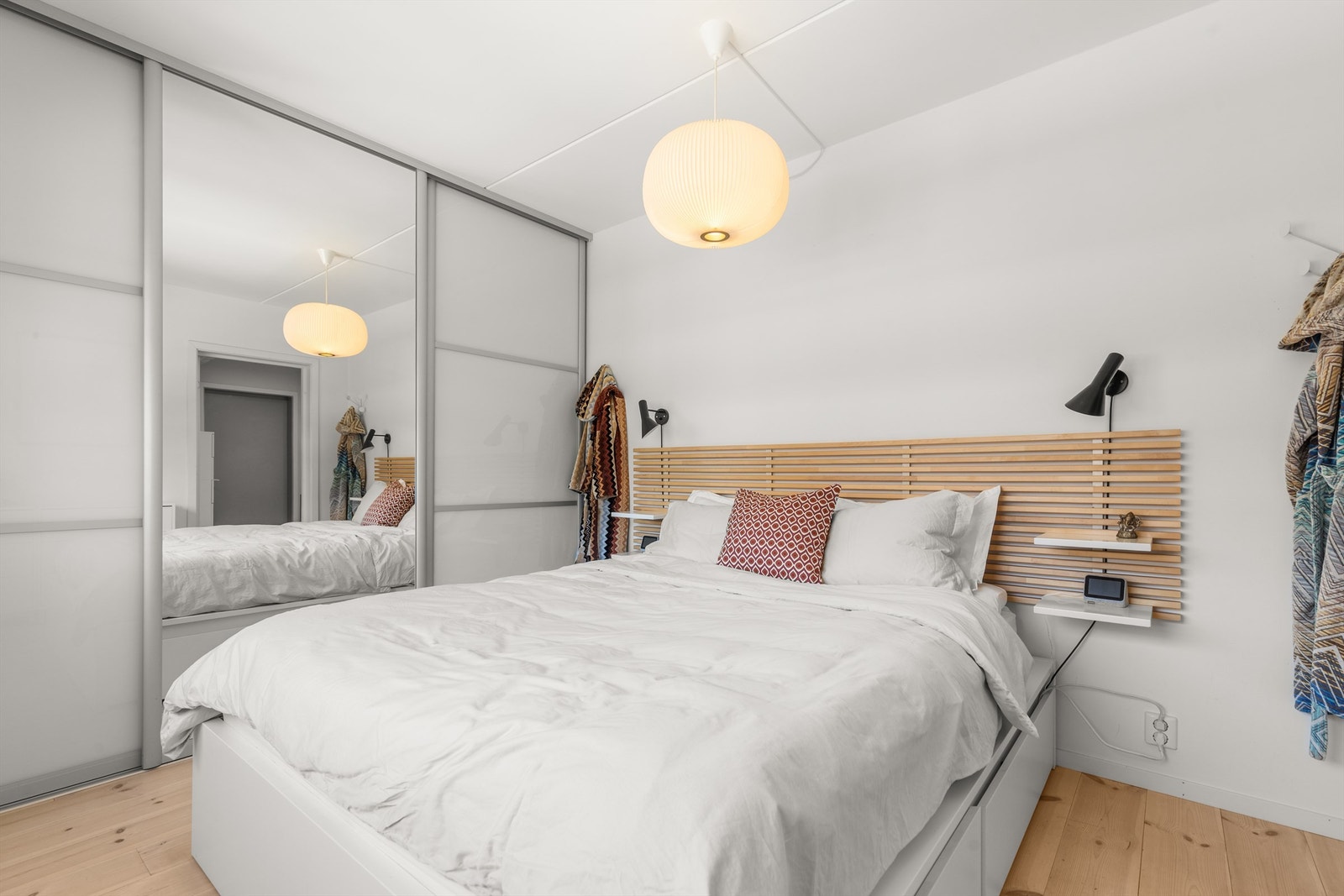 Det er også god oppbevaringsplass i en romslig skyvedørsgarderobe. Galleribilde