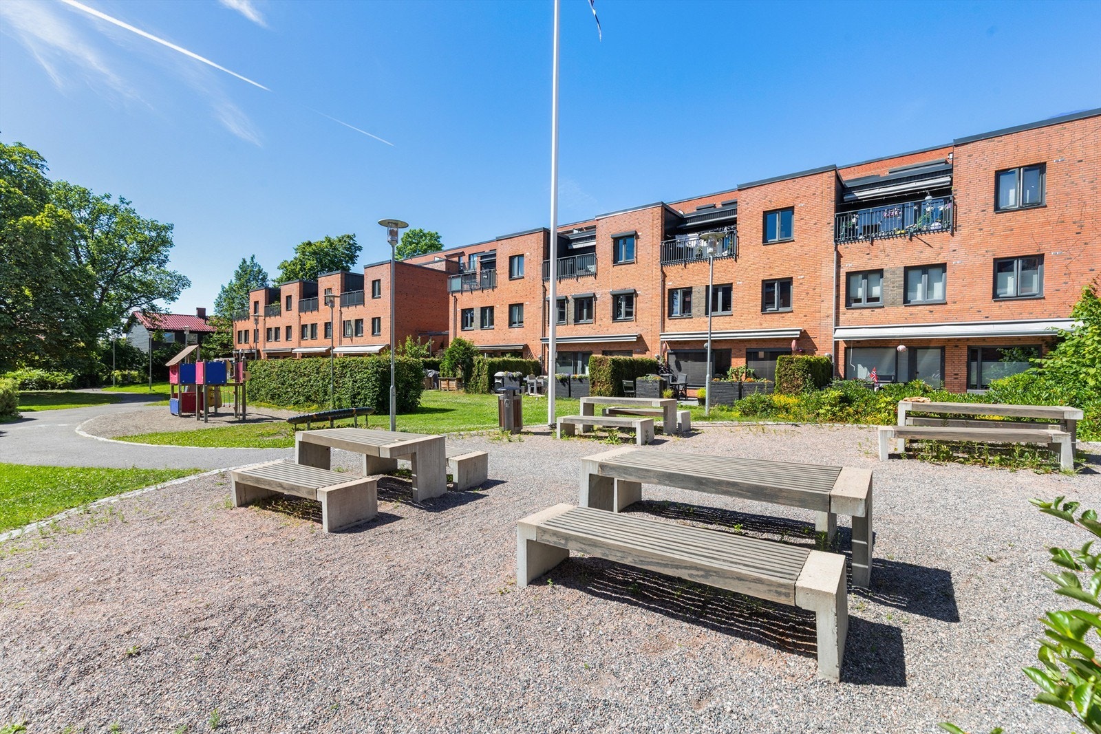 Meget pent opparbeidet uteområde i sameiet. Galleribilde
