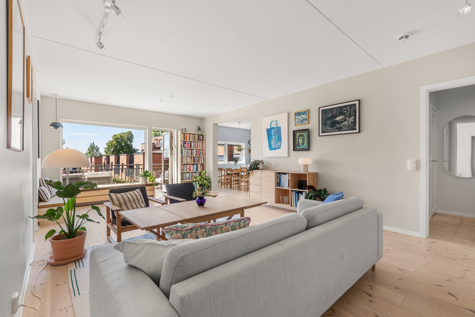 I stuen er det også en naturlig plass for å innrede med et spisebord der venner og familie kan inviteres på middagsselskaper. Galleribilde