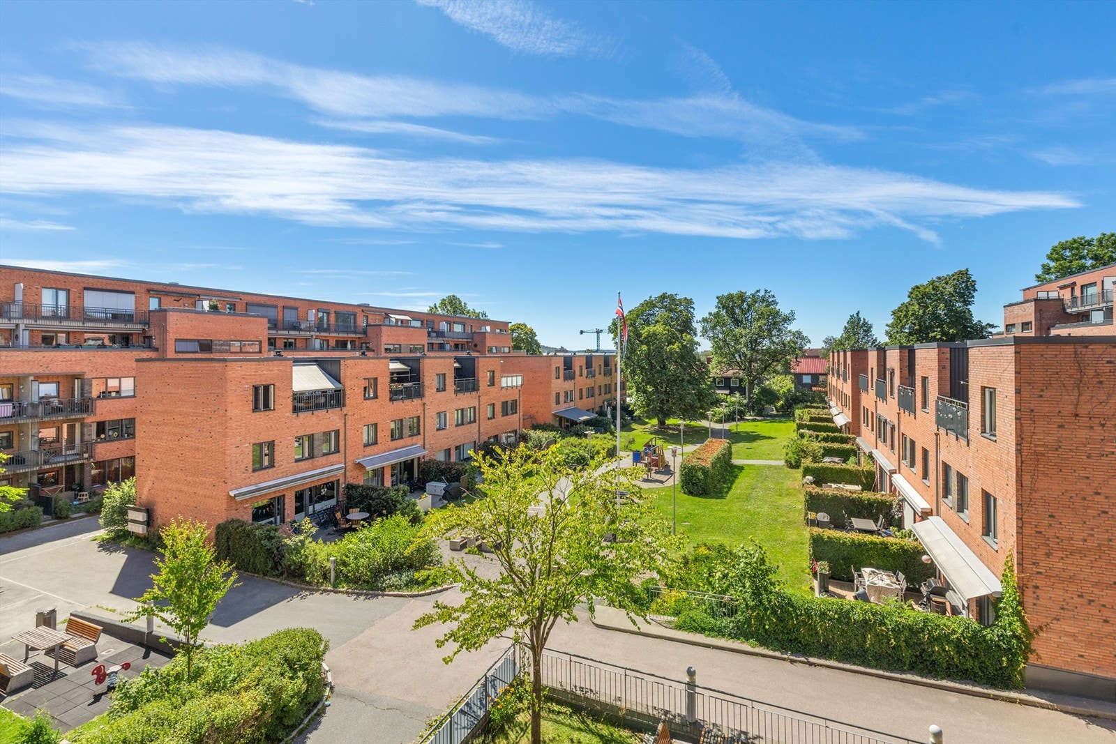 Kort vei til Hasle Torg og Ensjø med treningssentre, butikker, vinmonopol, matforretninger, kaféer og annet nyttig. Galleribilde