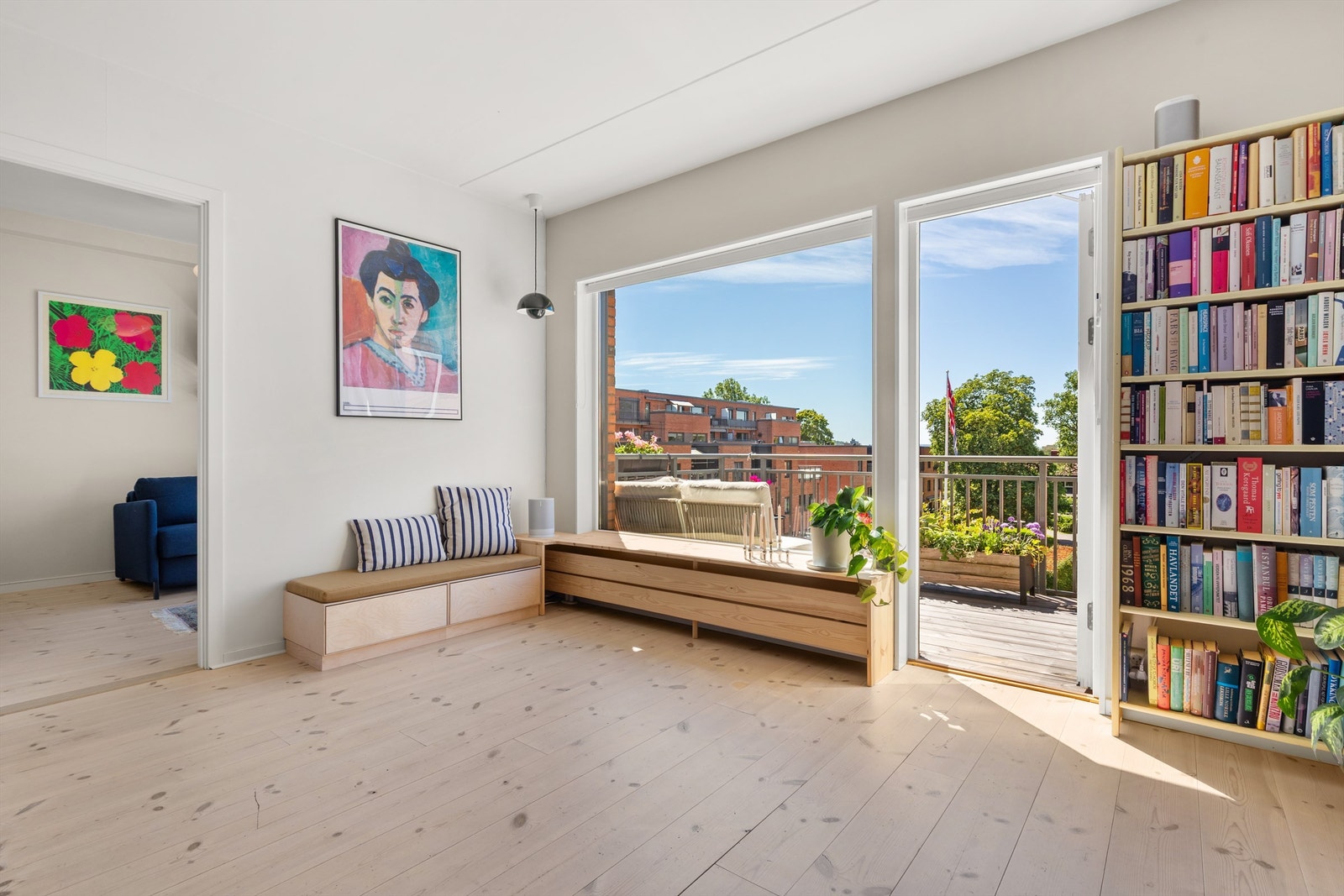 Det er rikelig med lysinnslipp fra store vindusflater som bidrar til en herlig romfølelse. Galleribilde