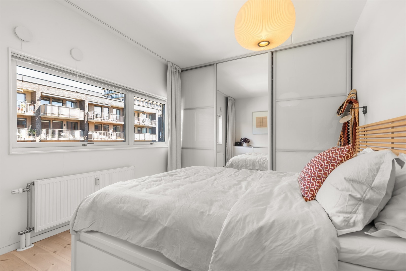 Hovedsoverommet er av god størrelse og kan enkelt innredes med både dobbeltseng og tilhørende nattbord. Galleribilde