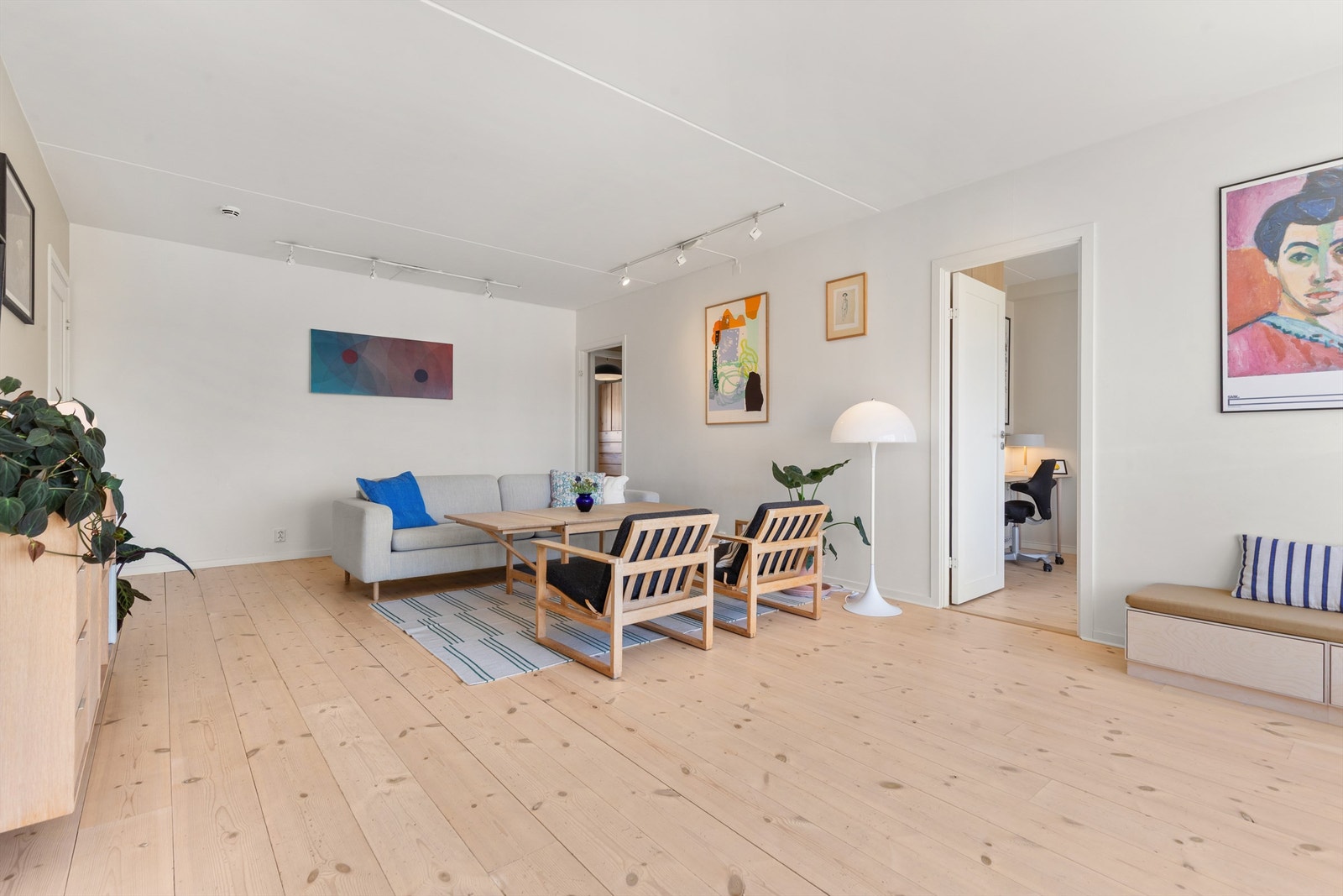 Overflatene er holdt i duse og behagelige nyanser med et lekkert gulv i heltre. Galleribilde