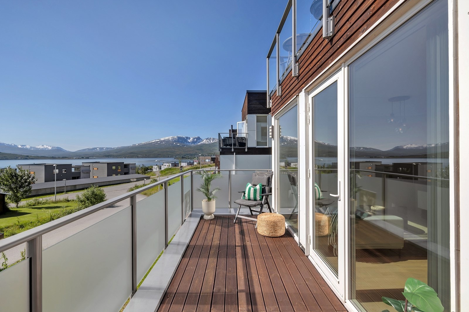 Solrik og fin terrasse med nydelig utsikt Galleribilde