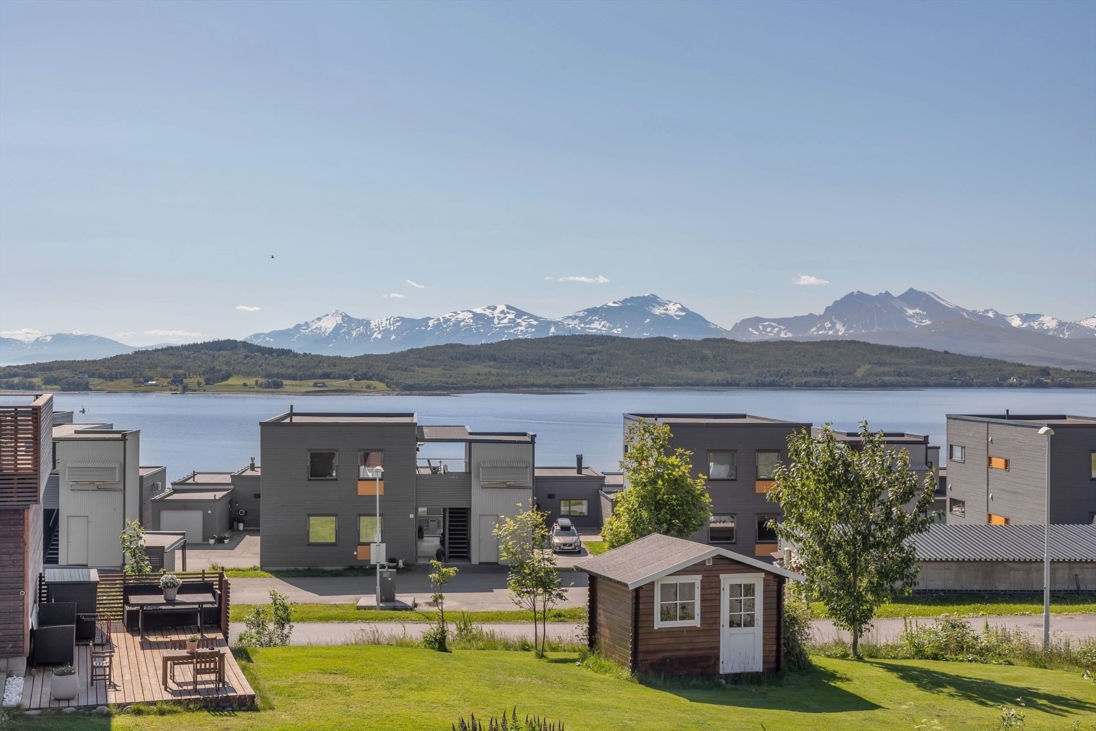 Nydelig utsikt fra leilighetens oppholdsrom og terrasse Galleribilde