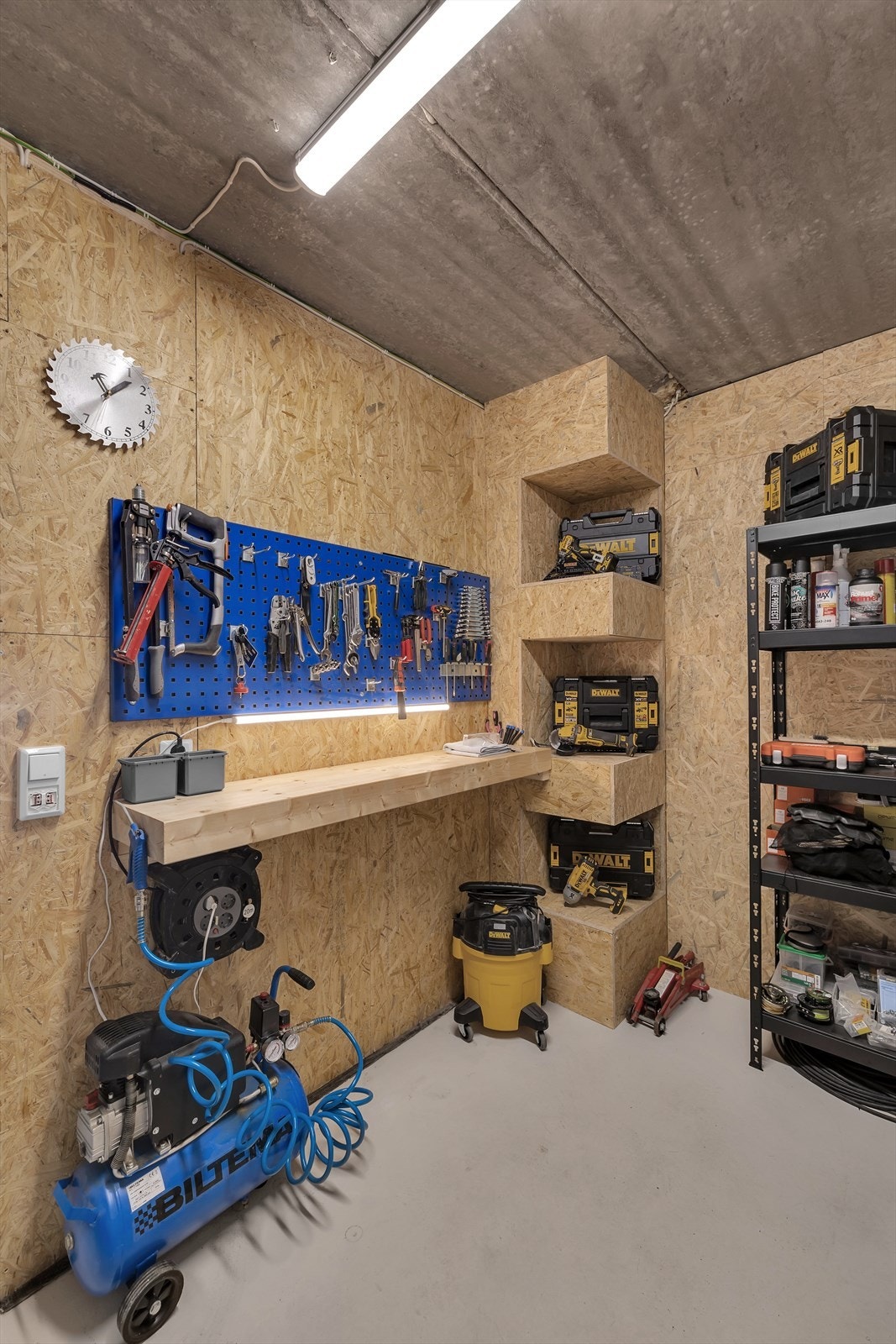 Praktisk verksted med solid arbeidsbenk, verktøyoppbevaring og utstyr. Perfekt for den nevenyttige som ønsker et godt organisert arbeidsrom. Galleribilde