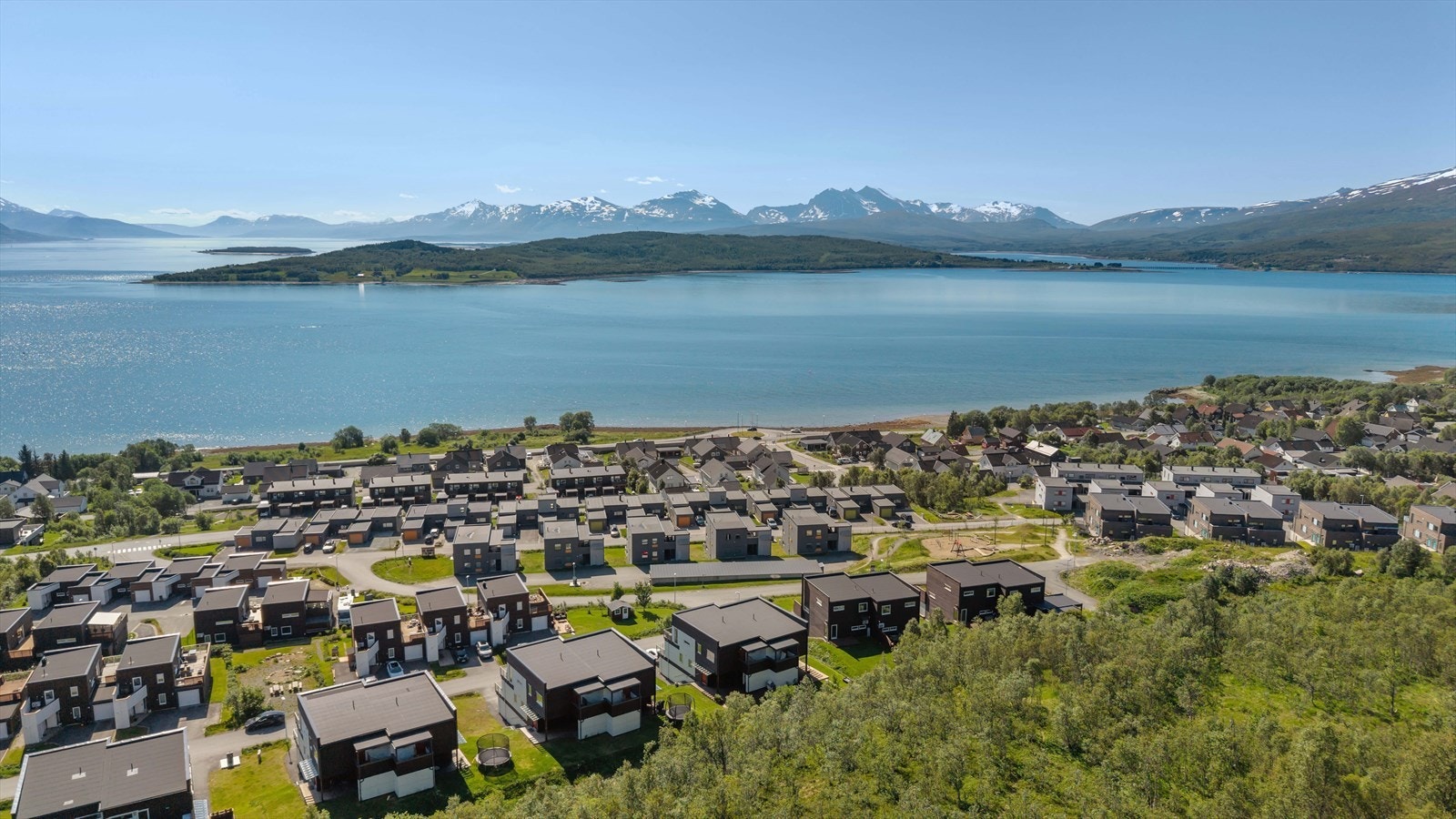 Moderne leilighet med fantastisk sjøutsikt og majestetiske fjell i utsikten. Perfekt for ro og naturopplevelser i vakre omgivelser. Galleribilde