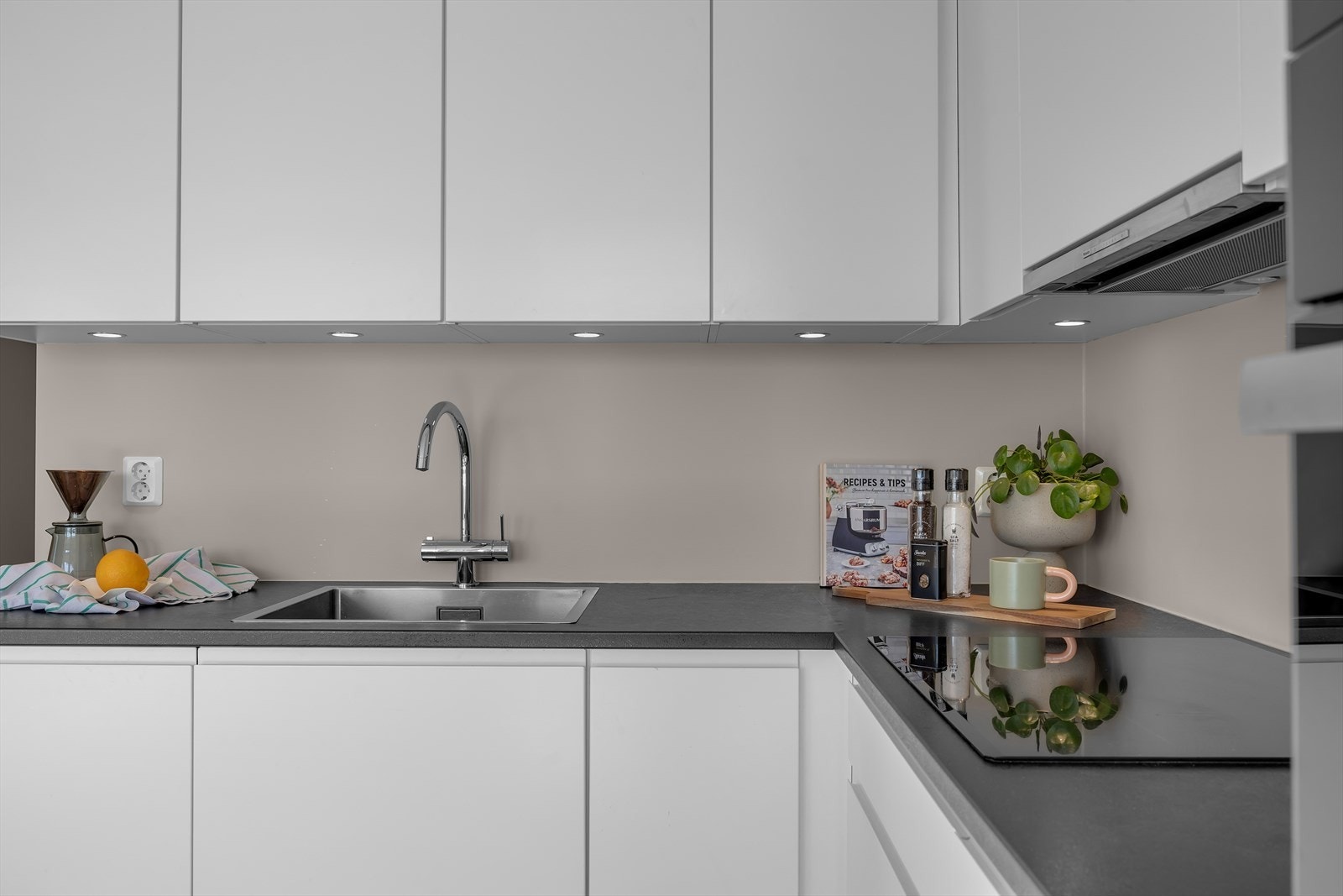 Moderne kjøkken med stilrent design, perfekt for matlaging og hygge. God benkeplass og praktiske løsninger for matlaging og oppbevaring Galleribilde