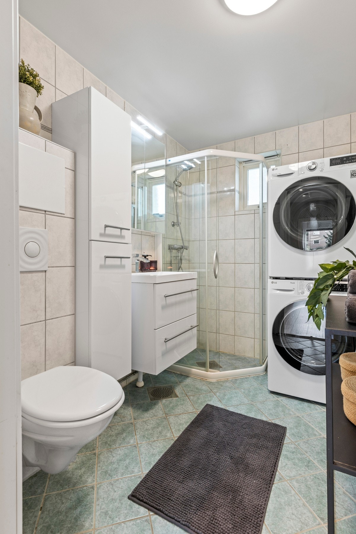 Badet er av romslig størrelse og er pent opparbeidet med vegghengt toalett og dusjvegger i herdet glass Galleribilde