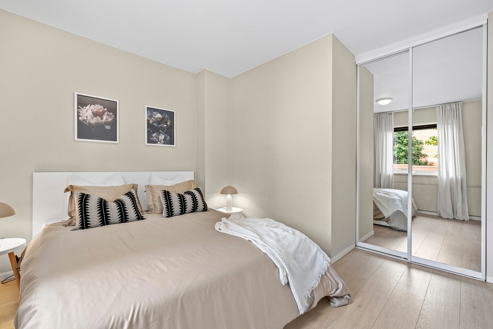 Soverommet er malt i lune og behagelige farger av moderne karakter Galleribilde