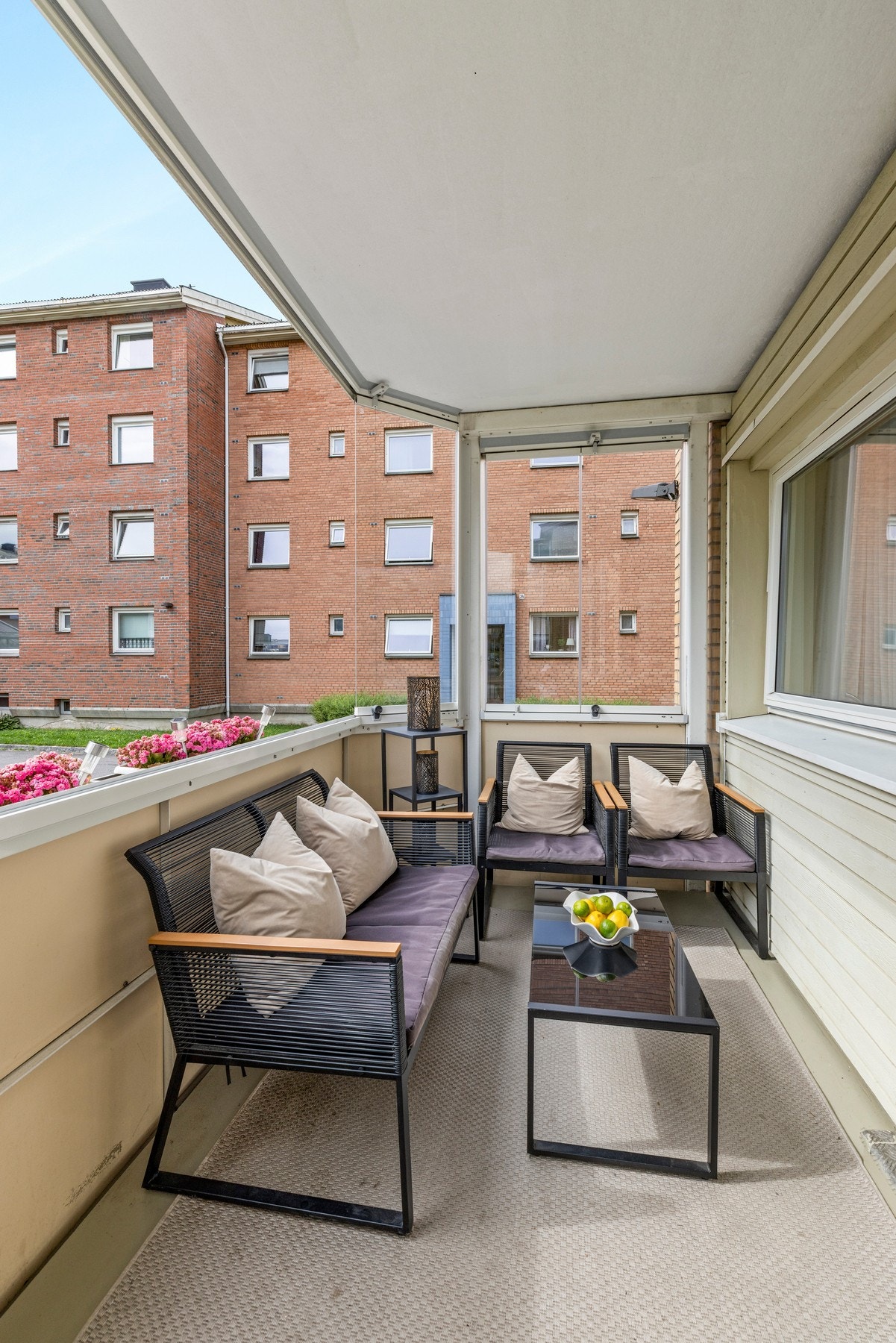 Balkongen vender i sydvendt retning og har gode solforhold hele dagen! Galleribilde