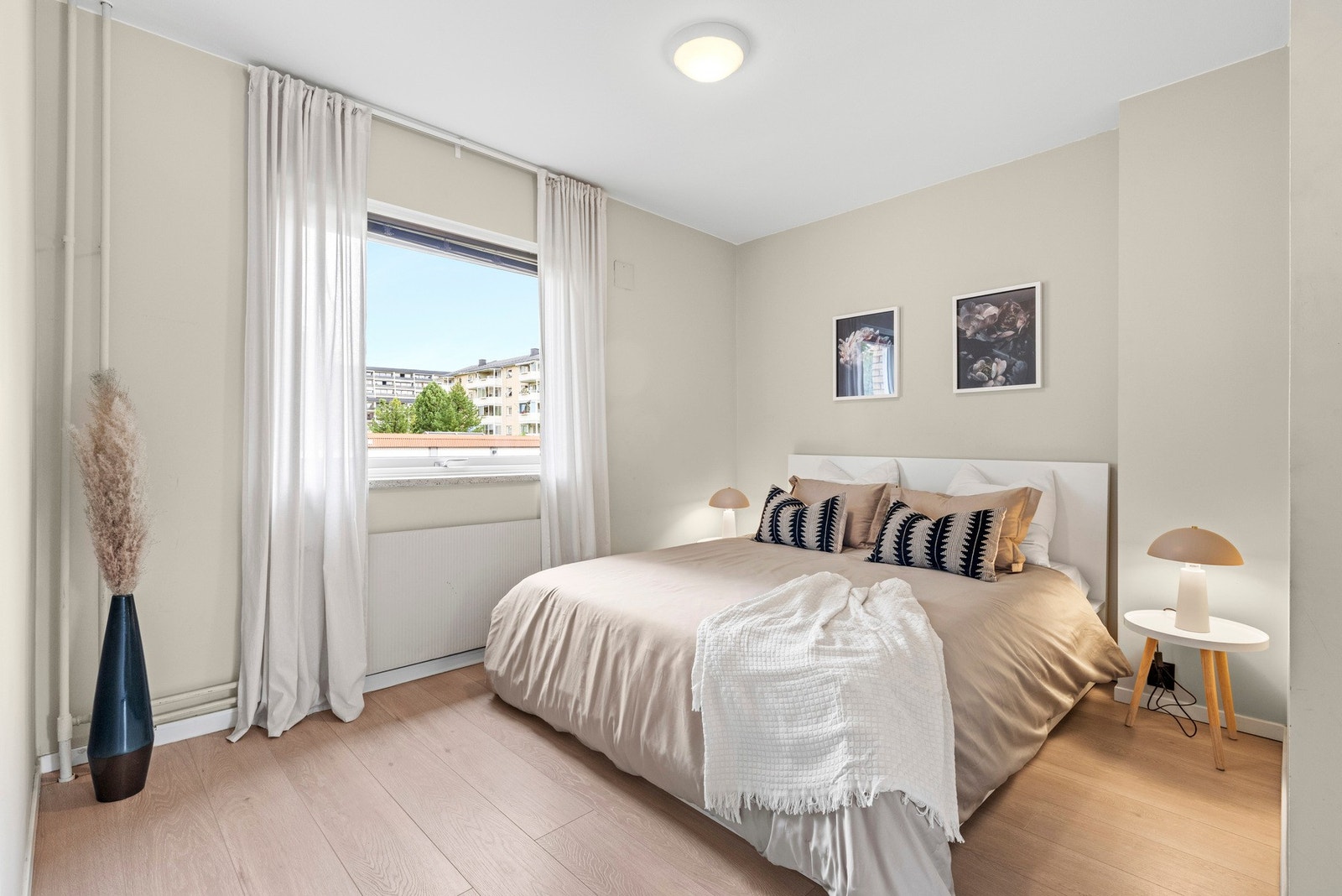 Stort soverom av generøs størrelse med god plass til dobbeltseng med tilhørende nattbord Galleribilde