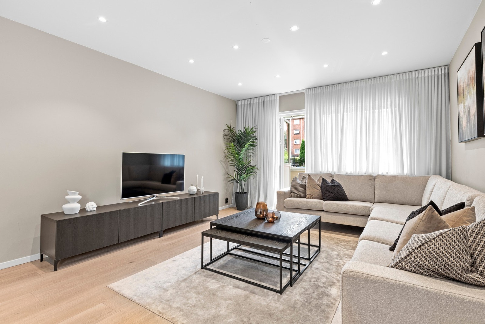 Lys og luftig stue av god størrelse med flere møbleringsmuligheter Galleribilde