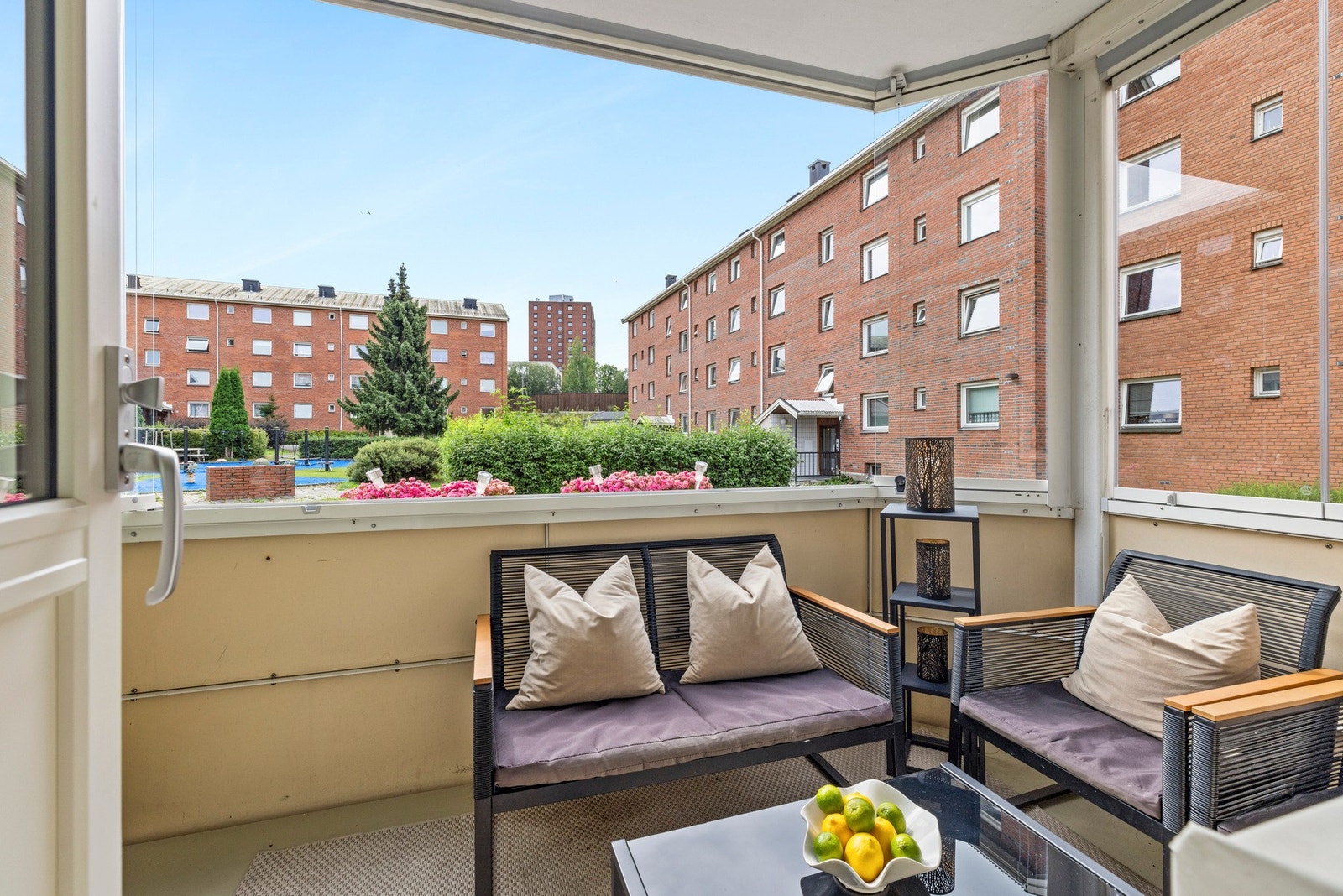 Balkongens store størrelse gir god plass til utemøbler og grill Galleribilde