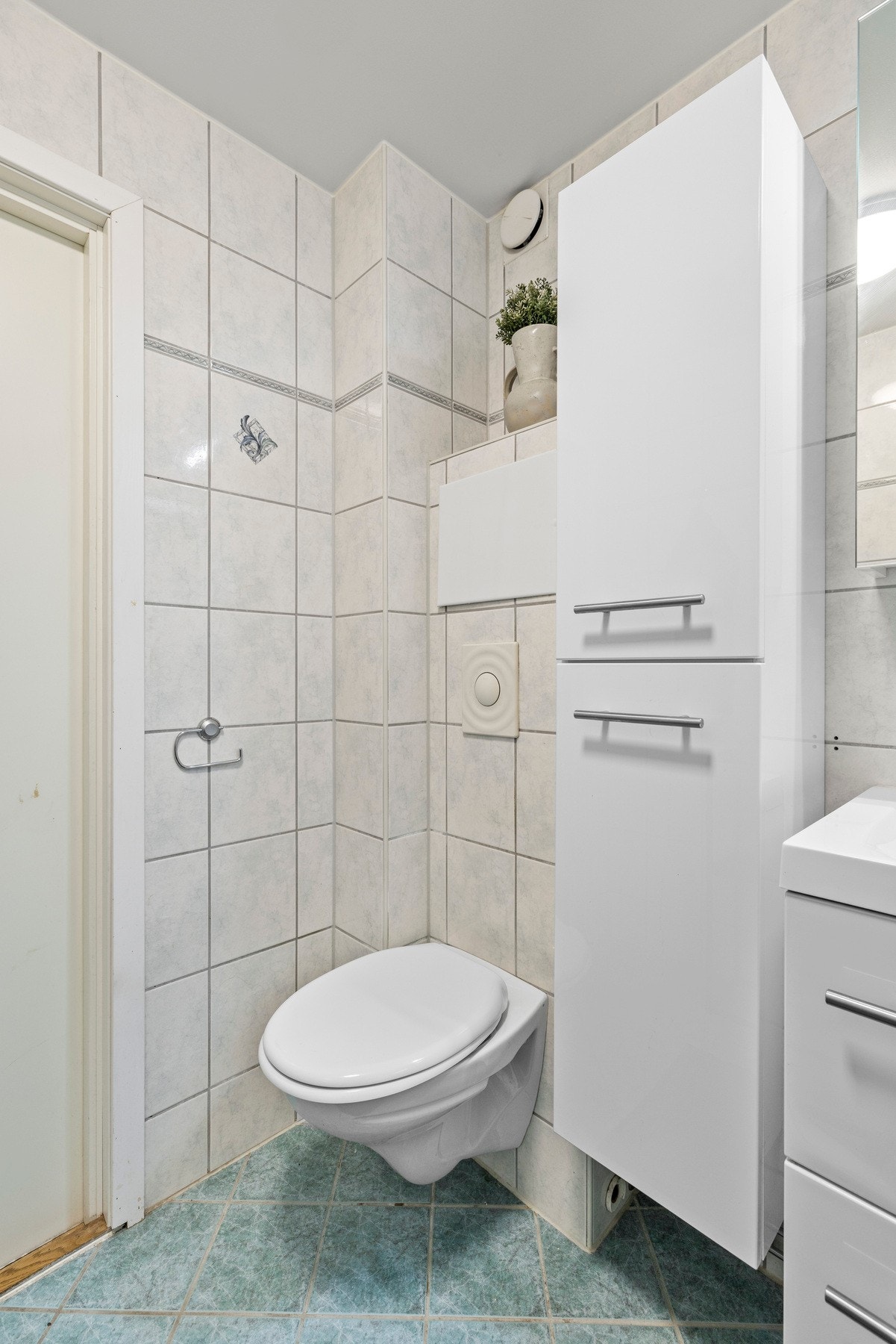 Pen badersomsrinnredning med god plass til oppbevaring av personlige artikler Galleribilde