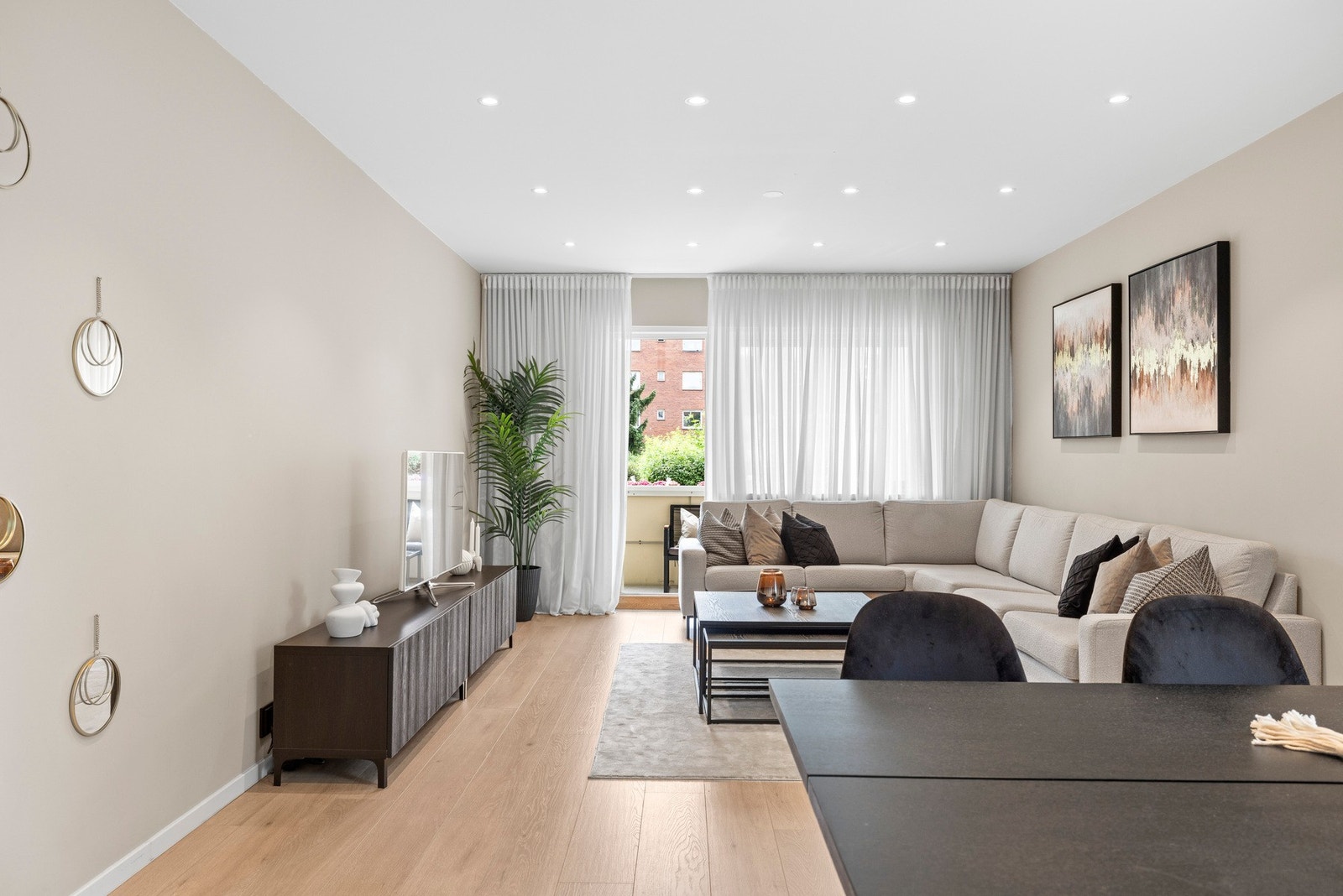 Stuen er malt i tidsriktige fargevalg og fremstår moderne og lekker Galleribilde