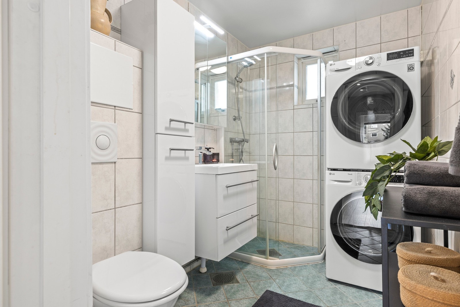 Pent flislagt bad tatt i regi av borettslaget i 2004 holder høy standard og er godt vedlikeholdt Galleribilde