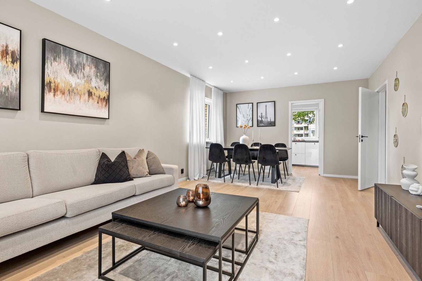 Store vindusflater sørger for rikelig med naturlig lysinnslipp Galleribilde